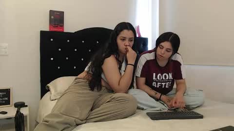 Snapshot of jazmin_dharius chatting on February 14, 7:12 pm Jazmin and Scarlett online show from February 14, 7:12 pm