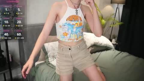 Snapshot of jeninedapinto chatting on September 16, 11:12 am Hi everyone my name Kira online show from September 16, 11:12 am