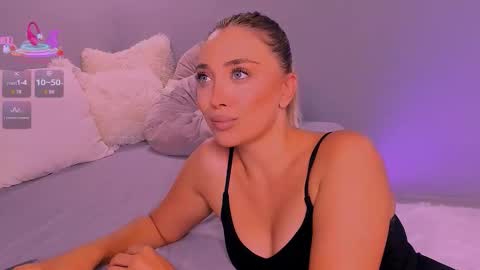 jessiellle online show from September 12, 1:46 pm