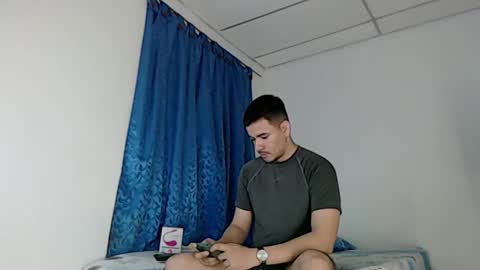 Snapshot of jeycob_happy97 chatting on February 18, 11:19 pm Juan David online show from February 18, 11:19 pm
