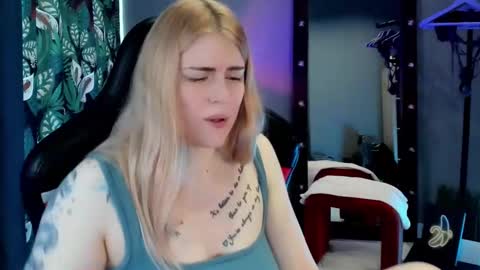 Snapshot of jolly_doll_ chatting on January 23, 6:39 am Jolly online show from January 23, 6:39 am