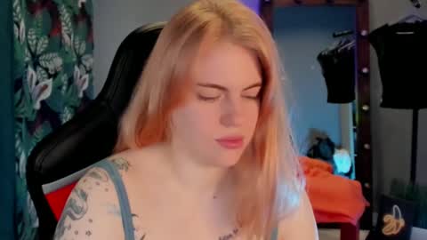 Snapshot of jolly_doll_ chatting on January 13, 2:50 am Jolly online show from January 13, 2:50 am