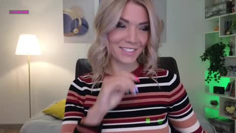 Snapshot of julia_cute_ chatting on January 16, 2:19 pm Cute online show from January 16, 2:19 pm