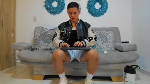 Snapshot of julian_wallace chatting on January 13, 1:56 am julian_wallace online show from January 13, 1:56 am