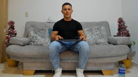 Snapshot of julian_wallace chatting on December 19, 2:23 am julian_wallace online show from December 19, 2:23 am