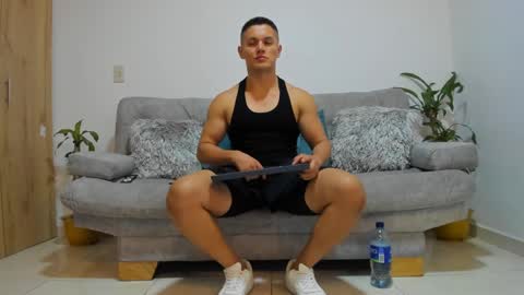 Snapshot of julian_wallace chatting on December 18, 12:10 am julian_wallace online show from December 18, 12:10 am