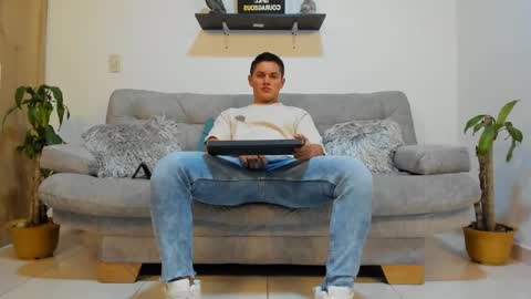 Snapshot of julian_wallace chatting on January 21, 12:15 am julian_wallace online show from January 21, 12:15 am
