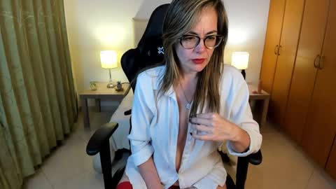 Snapshot of juliannemore chatting on January 25, 3:19 am Fernanda online show from January 25, 3:19 am