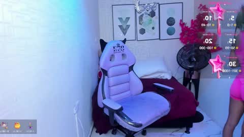Snapshot of julie_coper chatting on March 10, 9:18 pm julie coper online show from March 10, 9:18 pm