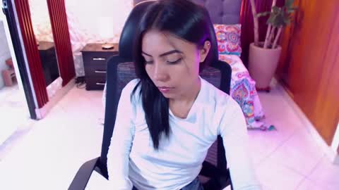 Snapshot of julieta_fn chatting on February 21, 12:39 pm julieta_fn online show from February 21, 12:39 pm