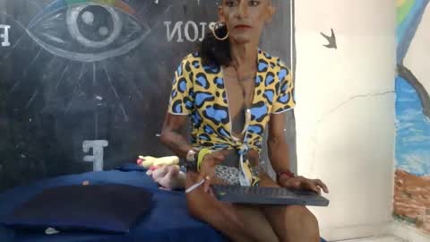 Snapshot of julieth_wolf chatting on February 5, 5:09 pm Julieth Wolf online show from February 5, 5:09 pm