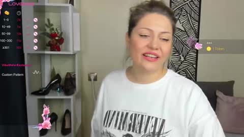 Snapshot of jully_rox chatting on December 9, 2:02 am Jully online show from December 9, 2:02 am