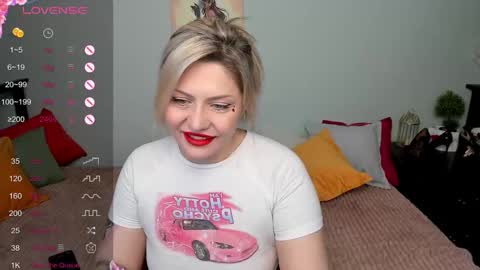 Snapshot of jully_rox chatting on February 15, 8:44 am Jully online show from February 15, 8:44 am