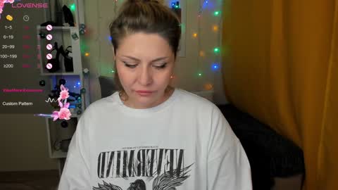 Snapshot of jully_rox chatting on December 6, 11:39 am Jully online show from December 6, 11:39 am