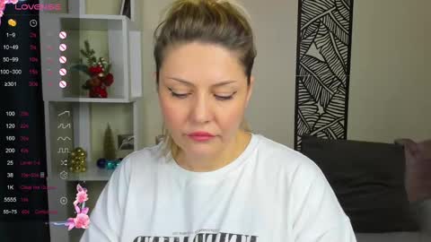 Snapshot of jully_rox chatting on December 8, 1:41 am Jully online show from December 8, 1:41 am