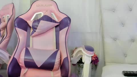 Snapshot of kamila_arias chatting on February 19, 12:00 pm online show from February 19, 12:00 pm