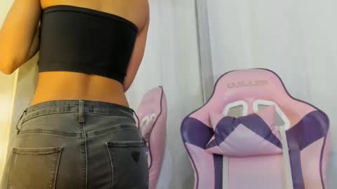 Snapshot of kamila_arias chatting on March 3, 12:06 pm online show from March 3, 12:06 pm