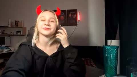 Snapshot of kashaswearngen chatting on September 9, 2:39 pm Emma online show from September 9, 2:39 pm