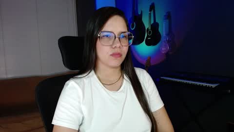 Snapshot of kay_avrill chatting on December 15, 6:29 am Kay online show from December 15, 6:29 am