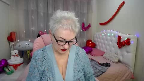 kaylesmoll online show from February 13, 12:24 am