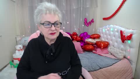 kaylesmoll online show from February 9, 1:55 am
