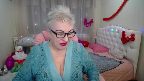 kaylesmoll online show from February 20, 5:55 am
