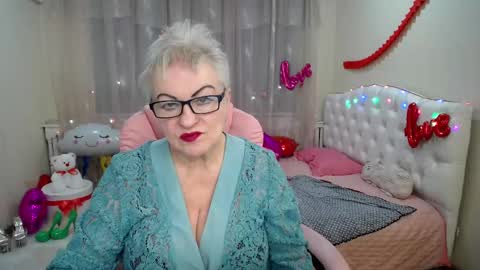 kaylesmoll online show from February 20, 2:40 am