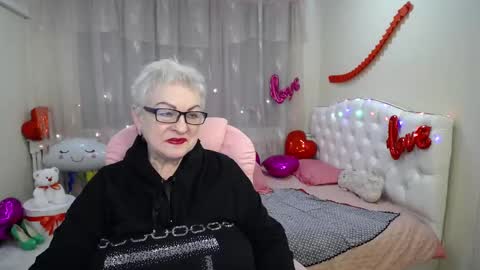 kaylesmoll online show from February 12, 5:15 am