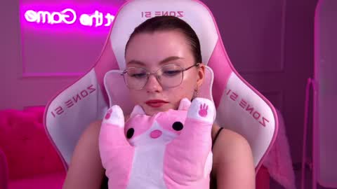 Snapshot of keiraace chatting on February 23, 9:33 am Keira online show from February 23, 9:33 am