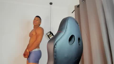 khen_west1 online show from March 6, 7:54 pm