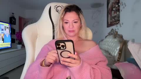 Snapshot of kiradivine chatting on December 6, 1:27 pm KiraDivine online show from December 6, 1:27 pm