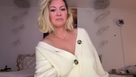 Snapshot of kiradivine chatting on December 8, 4:28 pm KiraDivine online show from December 8, 4:28 pm