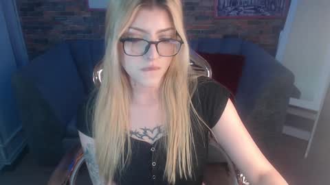 kitty_fox_b online show from January 28, 3:35 pm