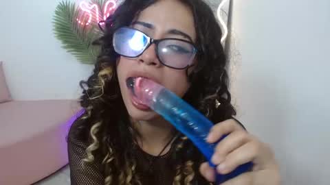 kristen_tay online show from February 18, 6:15 am