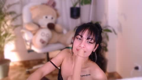 Snapshot of l_e_a chatting on January 24, 7:08 am l_e_a online show from January 24, 7:08 am