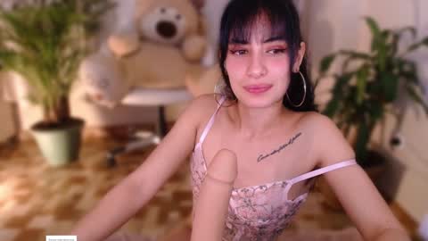 Snapshot of l_e_a chatting on February 7, 4:59 am l_e_a online show from February 7, 4:59 am