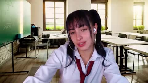 Snapshot of l_e_a chatting on February 23, 7:33 am l_e_a online show from February 23, 7:33 am