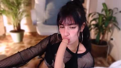 Snapshot of l_e_a chatting on February 18, 8:49 am l_e_a online show from February 18, 8:49 am