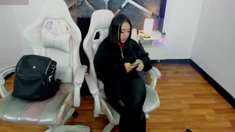 Snapshot of laara_croft chatting on March 4, 1:45 am L A R A online show from March 4, 1:45 am