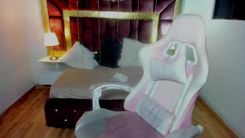 Snapshot of laara_croft chatting on February 22, 1:11 am L A R A online show from February 22, 1:11 am