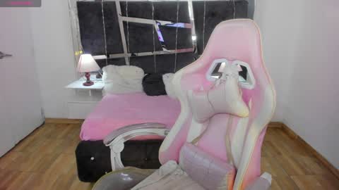 Snapshot of laara_croft chatting on December 31, 1:15 am L A R A online show from December 31, 1:15 am