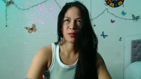 Snapshot of lauracb_ chatting on December 12, 4:04 am lauracb online show from December 12, 4:04 am