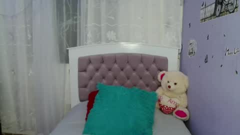 Snapshot of lauracb_ chatting on January 5, 6:46 am lauracb online show from January 5, 6:46 am
