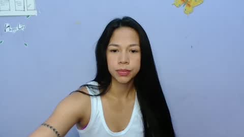 Snapshot of lauracb_ chatting on March 7, 4:33 pm lauracb online show from March 7, 4:33 pm