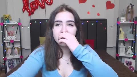 LauraHlot online show from February 12, 6:40 pm