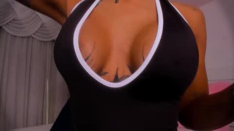 Snapshot of laurensaenz chatting on September 19, 12:20 pm Lauren Saenz online show from September 19, 12:20 pm