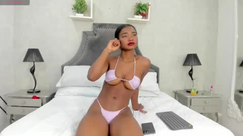 Snapshot of laurensnow1_ chatting on March 8, 4:06 pm Lauren online show from March 8, 4:06 pm
