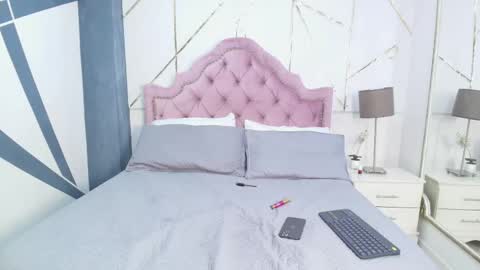 Snapshot of laurensnow1_ chatting on February 14, 4:31 pm Lauren online show from February 14, 4:31 pm
