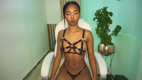 Snapshot of laurensnow1_ chatting on February 21, 10:26 pm Lauren online show from February 21, 10:26 pm