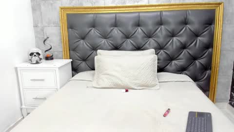 Snapshot of laurensnow1_ chatting on December 21, 6:55 pm Lauren online show from December 21, 6:55 pm